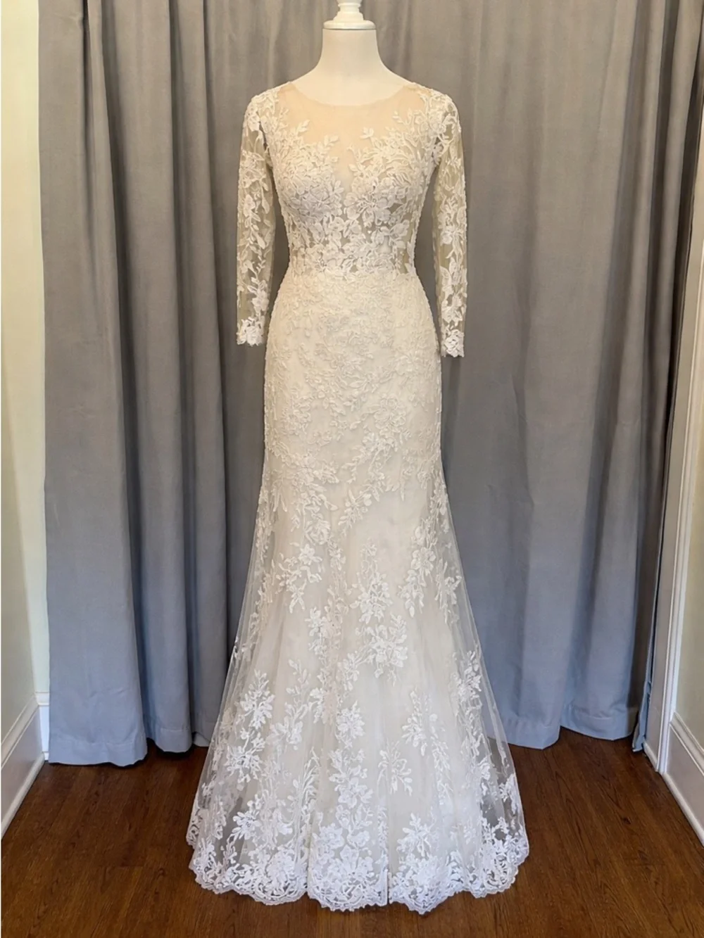 Elegant White Lace Long-Sleeve Wedding Dress with Cathedral Train - Picture 2 of 3